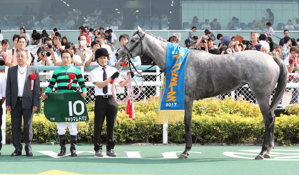 マキシマムドパリでマーメイドＳを勝利した藤岡佑騎手（中央）と松元師（左）