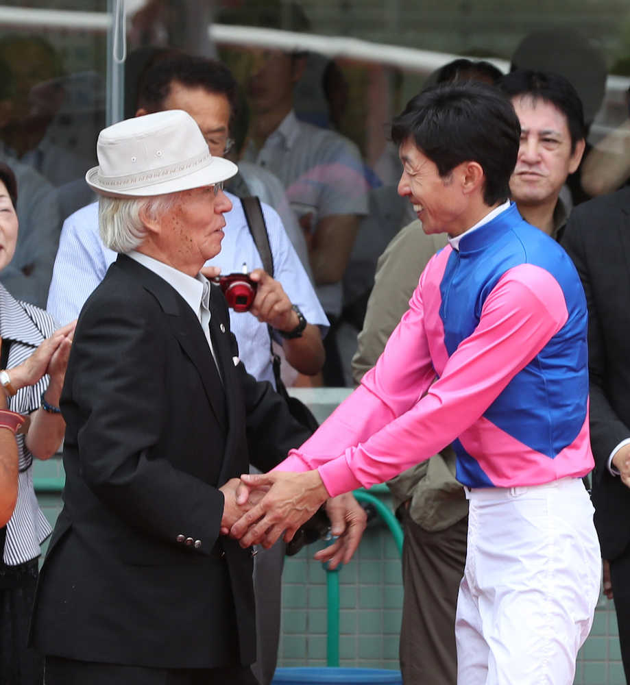 阪神３Ｒ、松本オーナーと笑顔で握手する武豊騎手（右）