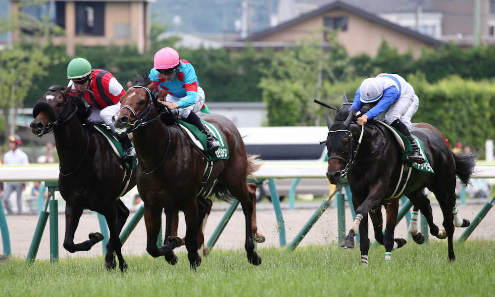 ＜福島１１Ｒ・ラジオＮＩＫＫＥＩ賞＞石川を背に重賞初制覇を飾ったセダブリランテス（中央）。左は２着のウインガナドル、右は３着のロードリベラル