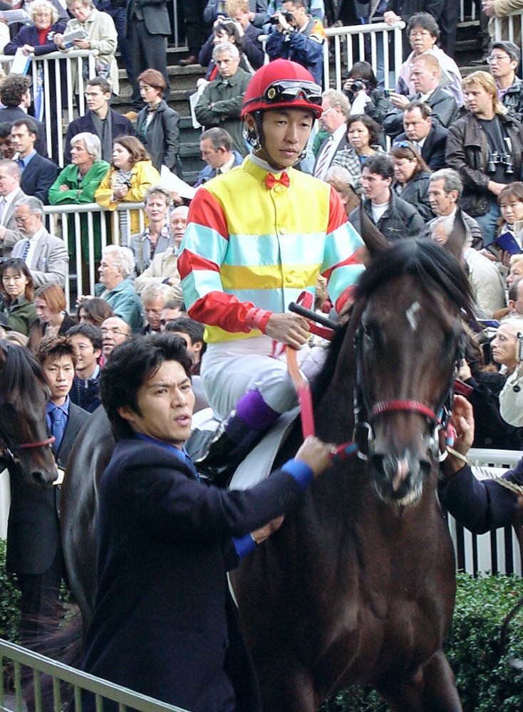 ９７年の勝ち馬にして、レース史上の出世頭アグネスワールドは４月生まれの函館デビュー馬。そして持ち時計はＮｏ・２で、芝１２００メートルで勝ち上がった馬だった…伝説侮りがたし！？
