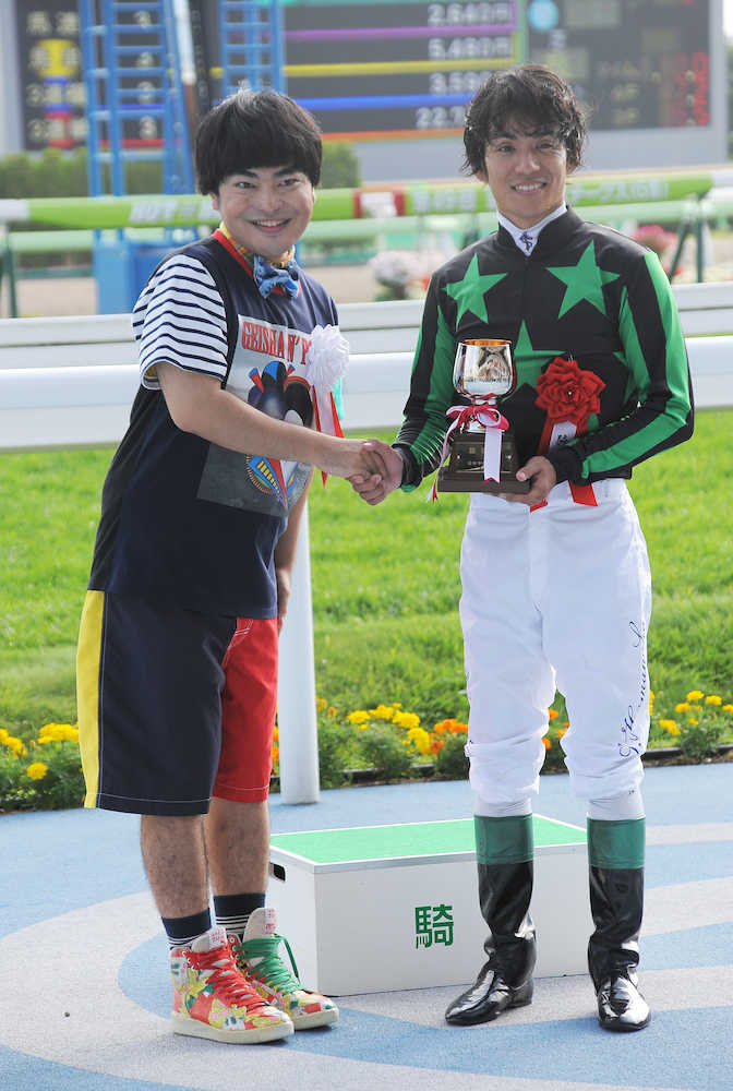 函館２歳Ｓを勝利し、プレゼンターの加藤諒（左）と握手する浜中俊騎手