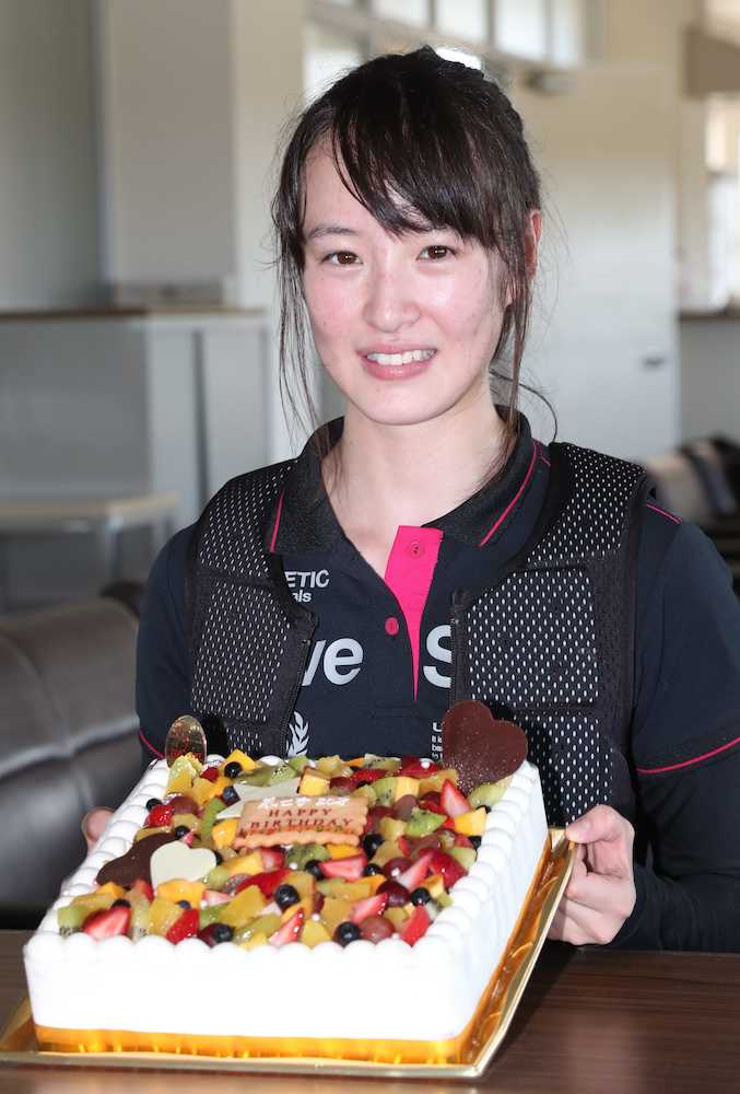 祝ハタチ！！この日、誕生日を迎えた藤田は報道陣から贈られたケーキを手にニッコリ