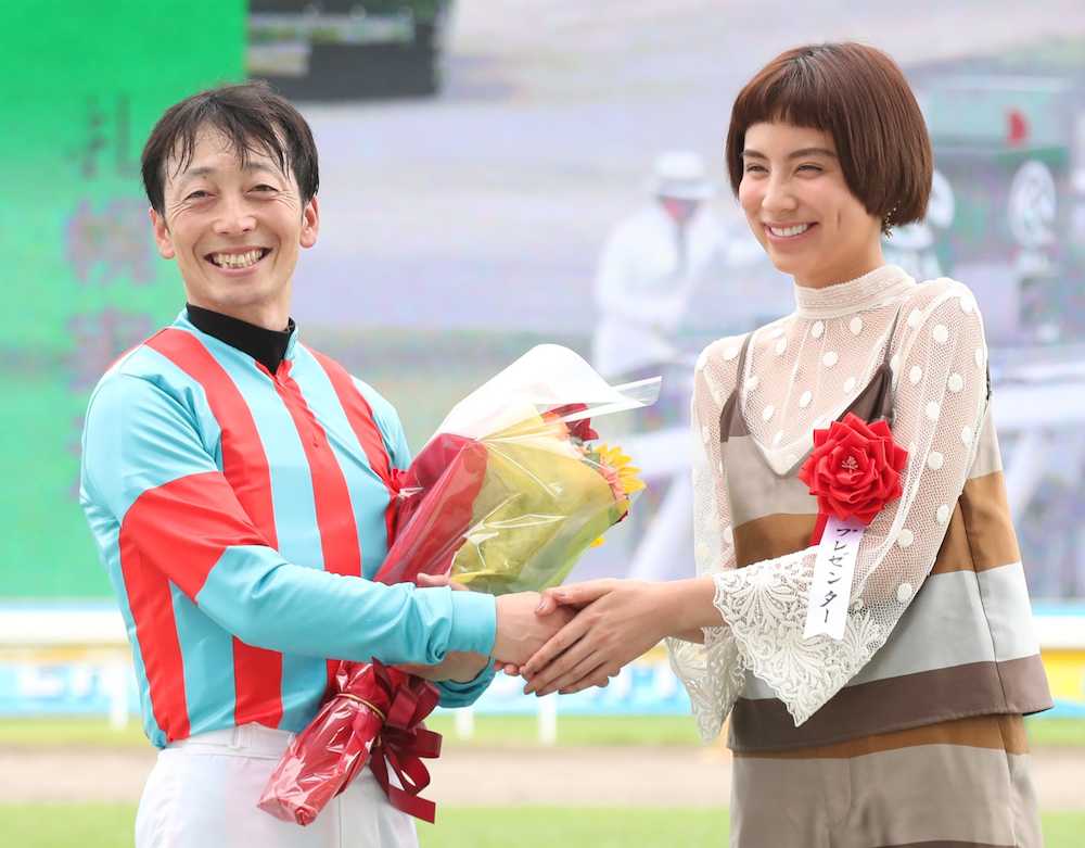 ＜新潟１１Ｒ・関屋記念＞レースを制した武士沢（左）はプレゼンターを務めたタレントのラブリと握手