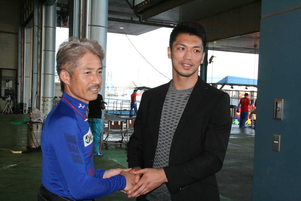 若松ボートのピットを訪れ、松井（左）と握手を交わす村田