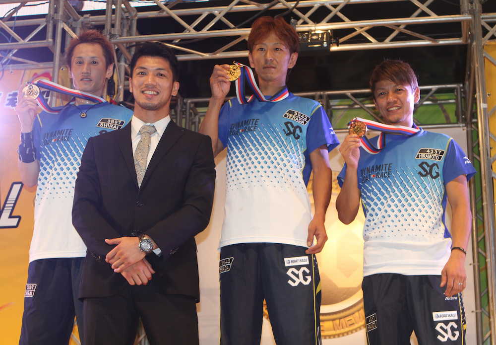 ゲストプレゼンターの村田諒太（左から２人目）と並び、メダルをかざす（左から）白井、寺田、平本