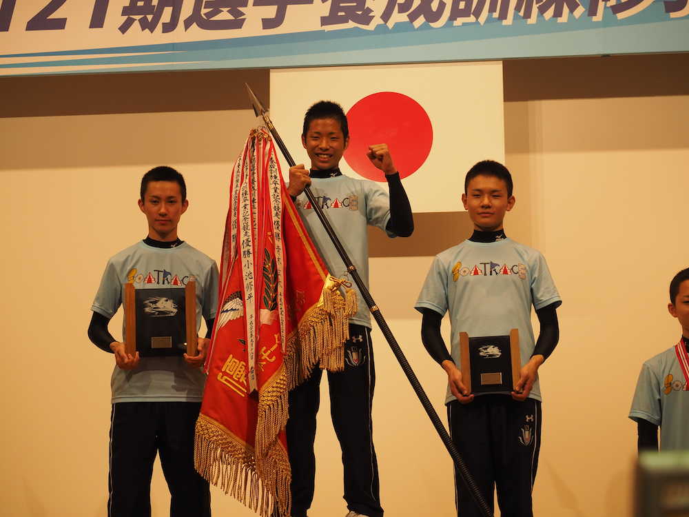 第１２１期選手養成訓練修了記念競走で優勝した沢田（中央）、２着・上田（左）、３着・竹下
