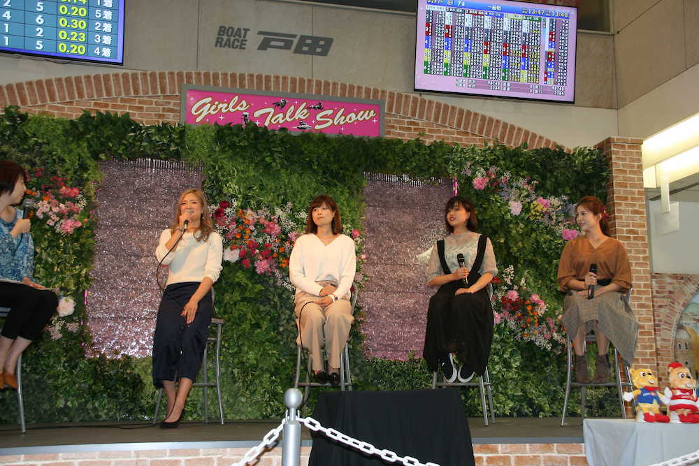 ボートレース戸田で行われたトークショーに参加した（左から）富樫麗加、岡谷美由紀、荒川ひかり、宮下瞳
