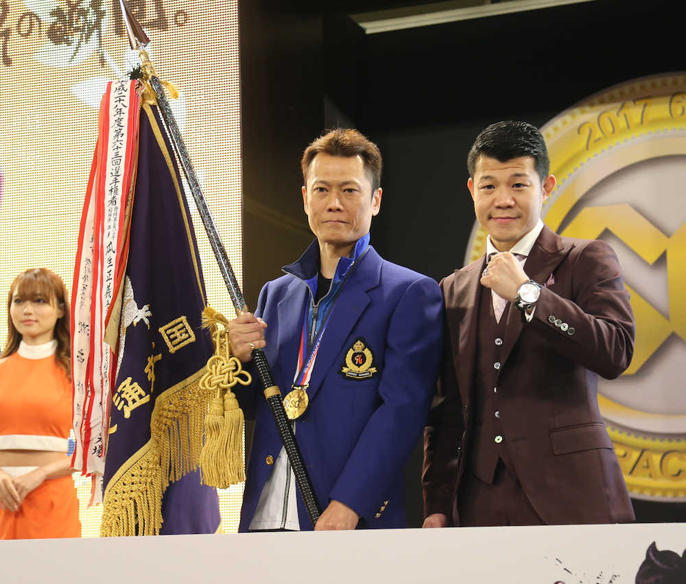 表彰式でプレゼンターを務めた亀田興毅氏（右）とポーズをとる深川真二