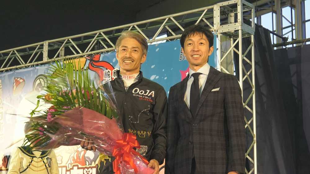 尼崎センプルカップで優勝し、武豊騎手（右）から祝福される松井