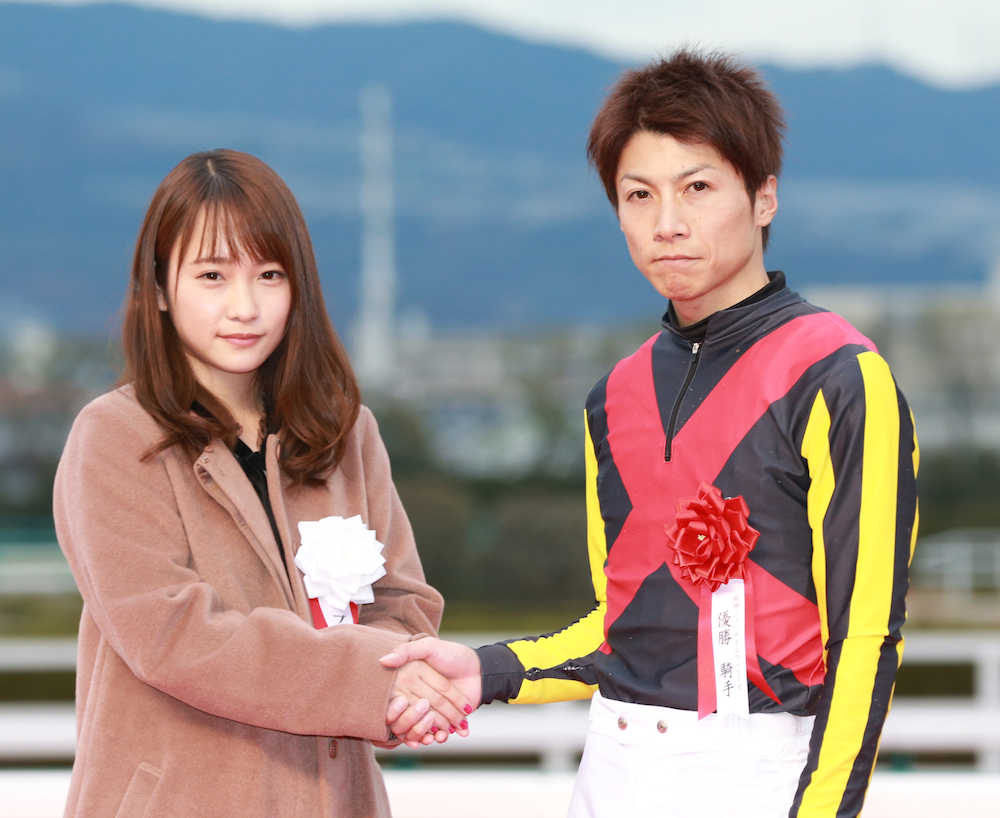 阪神ＪＦ表彰式で川栄李奈と握手する石橋騎手
