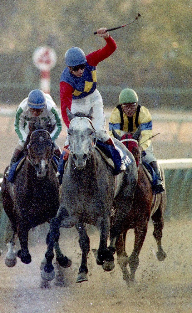 ９０年、有馬記念を制したオグリキャップ騎乗の武豊がガッツポーズ