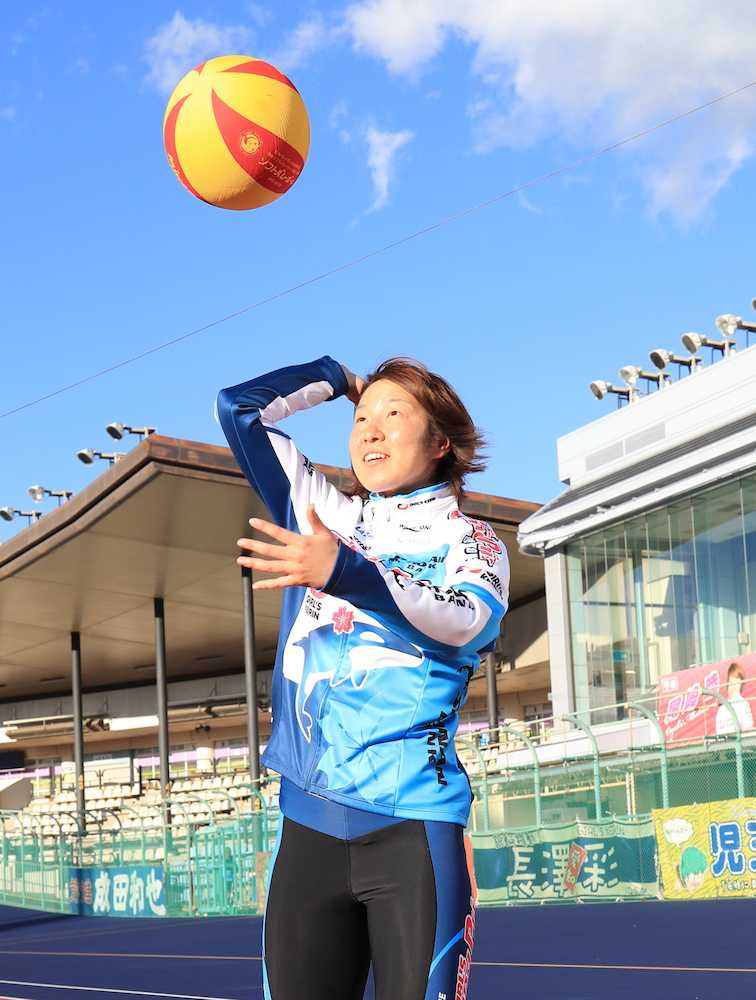 平塚・ガールズグランプリ　ビーチバレー出身の地元・尾崎睦はボールをスパイクして気合を入れる