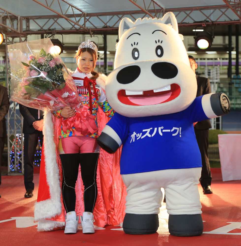 ガールズグランプリを制した石井寛子（左）はミドリノマキバオーと表彰台で記念撮影