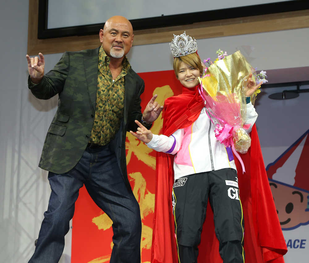 クイーンズＣを制した遠藤は、プレゼンターの武藤敬司（左）とポーズ
