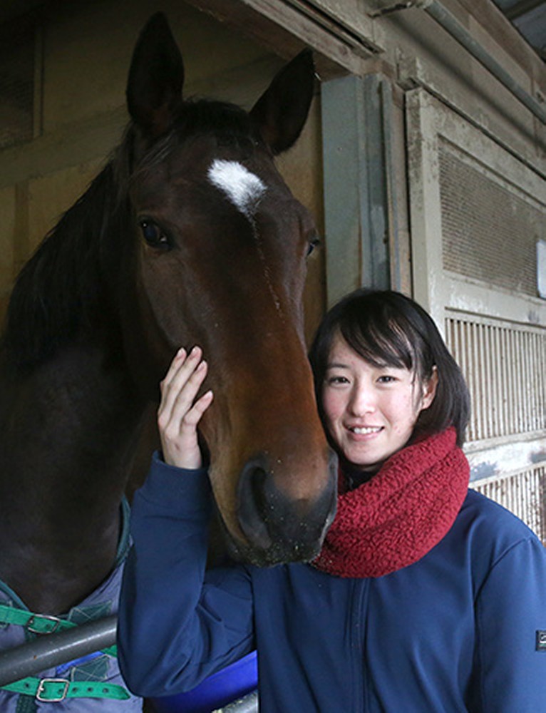 所属の根本厩舎の馬とツーショットで収まる藤田菜七子