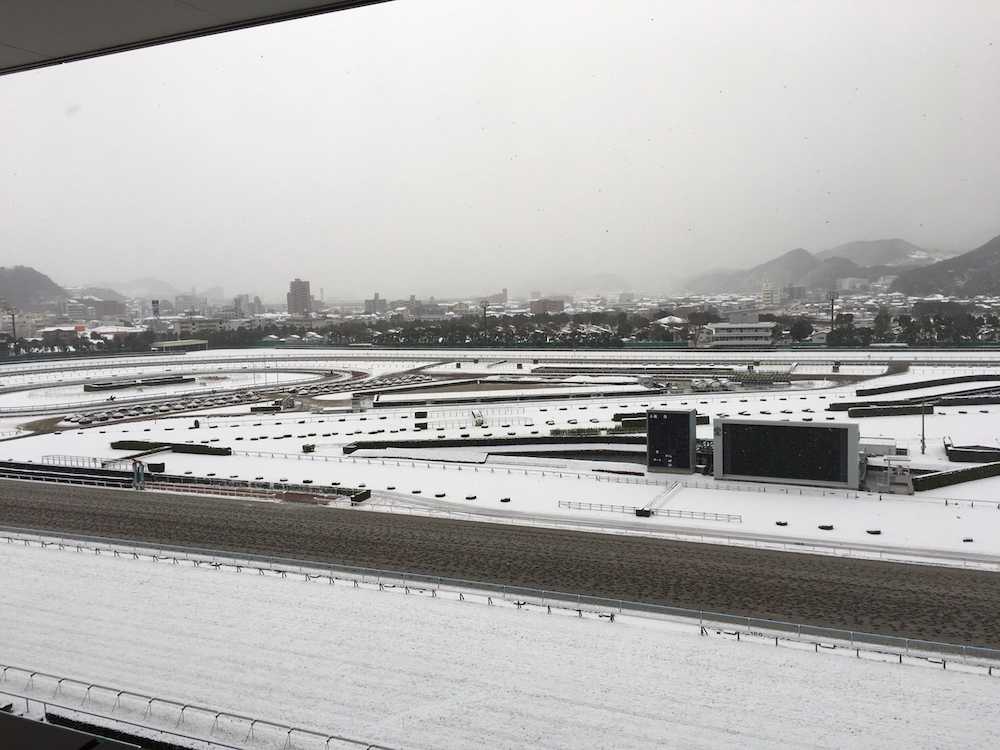 小倉競馬場は約７センチの降雪があった