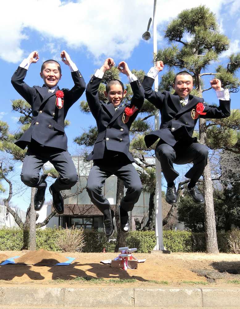 ジャンプして喜ぶ（左から）西村、服部、山田