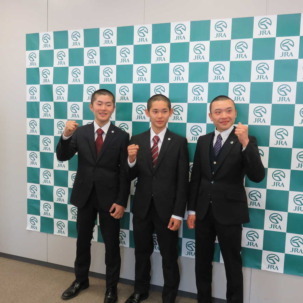 騎手免許の交付式を終えた（左から）西村淳也、服部寿希、山田敬士