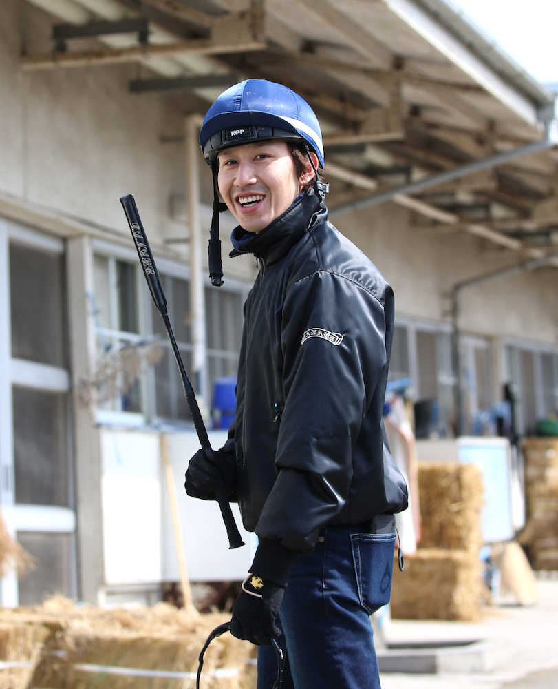 田辺は小西厩舎の前でカメラを向けると「一枚だけだよ！」と福島県出身らしく茶目っ気と優しさと笑顔を見せた