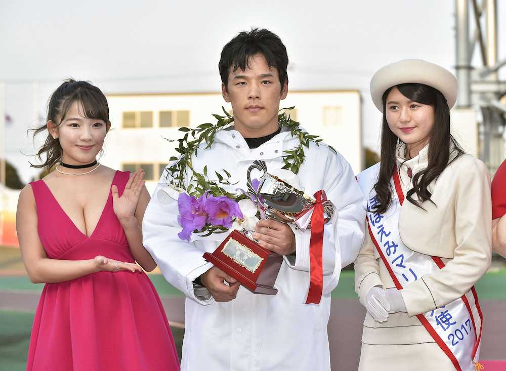 ほほえみマリン大使の前田英璃奈さん（右）とグラビアアイドルの天木じゅん（左）から祝福される三谷