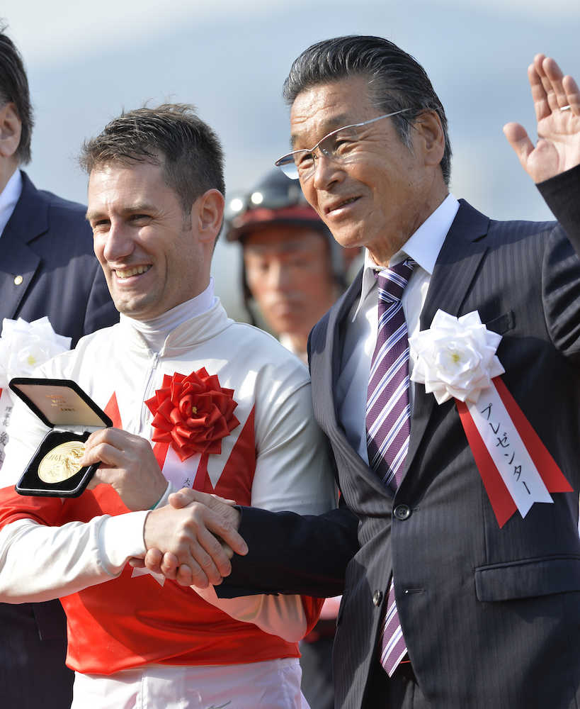 ＜大阪杯＞表彰式で握手を交わすＭ・デムーロ騎手とスペシャルプレゼンターの間寛平（右）