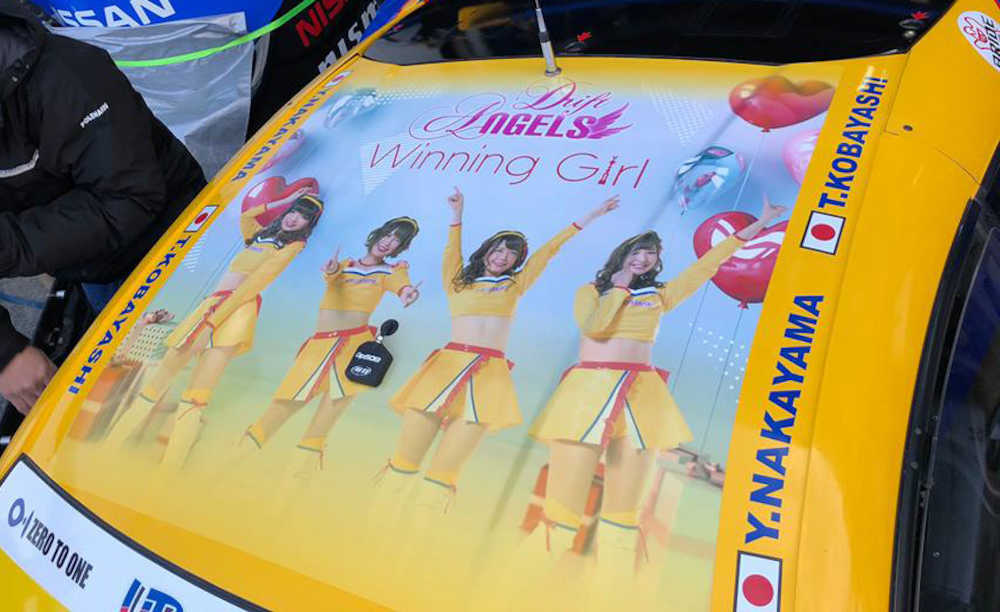 ４月７，８日に岡山国際サーキット場で開催された「２０１８　ＳＵＰＥＲ　ＧＴシリーズ」で優勝したマシンの屋根に、織田真実那らの写真が塗装された　