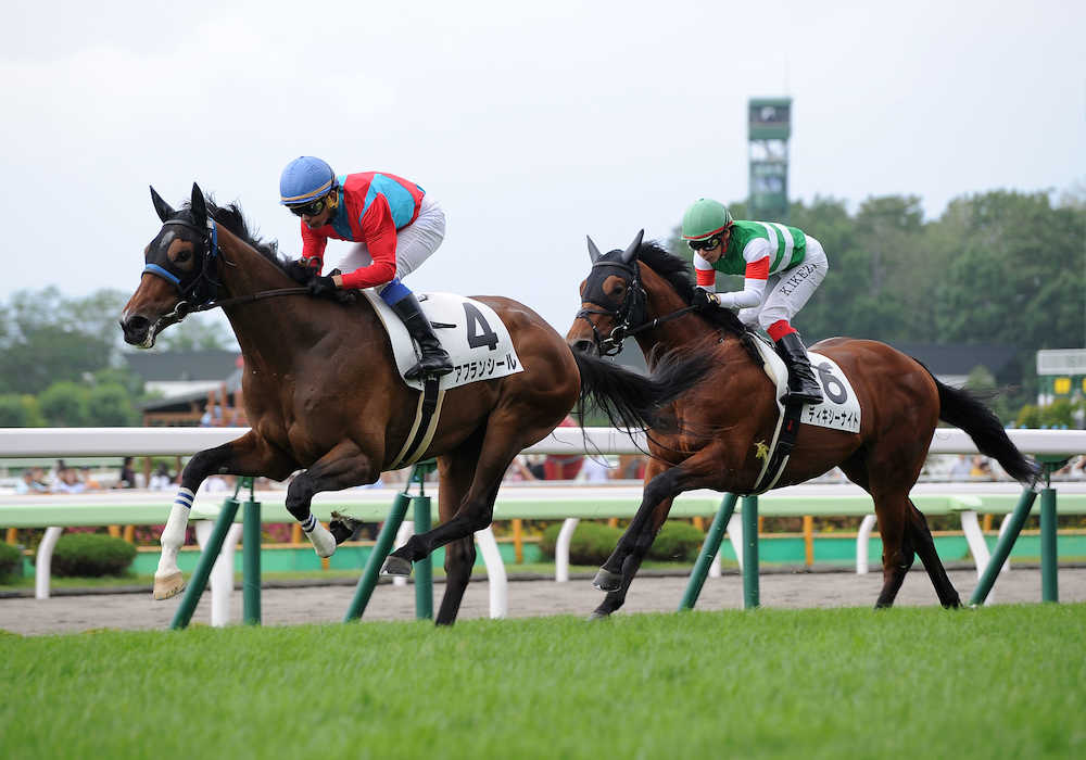 函館５Ｒ２歳新馬戦、ゴール前の直線で他馬を差し切って勝利のアフランシール（左）