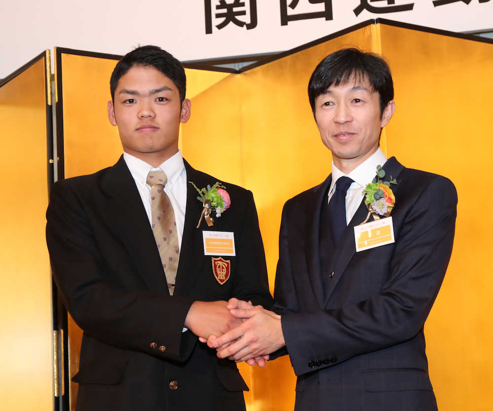 関西スポーツ賞の表彰式で武豊（右）と握手する中日・根尾　（撮影・奥　調）