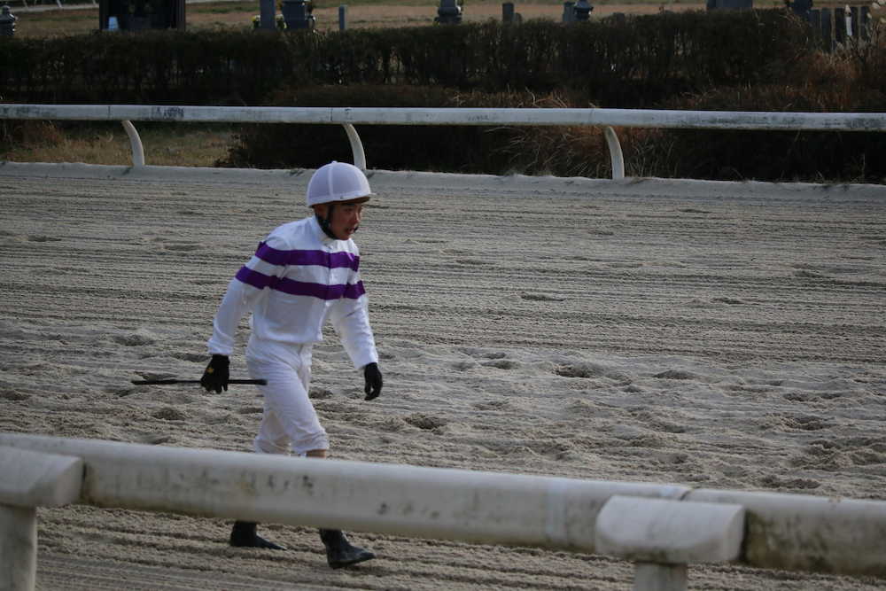 笠松９Ｒ重賞「ゴールドジュニア」で、エリアントの返し馬で落馬し、歩いてコースから引き揚げる山田