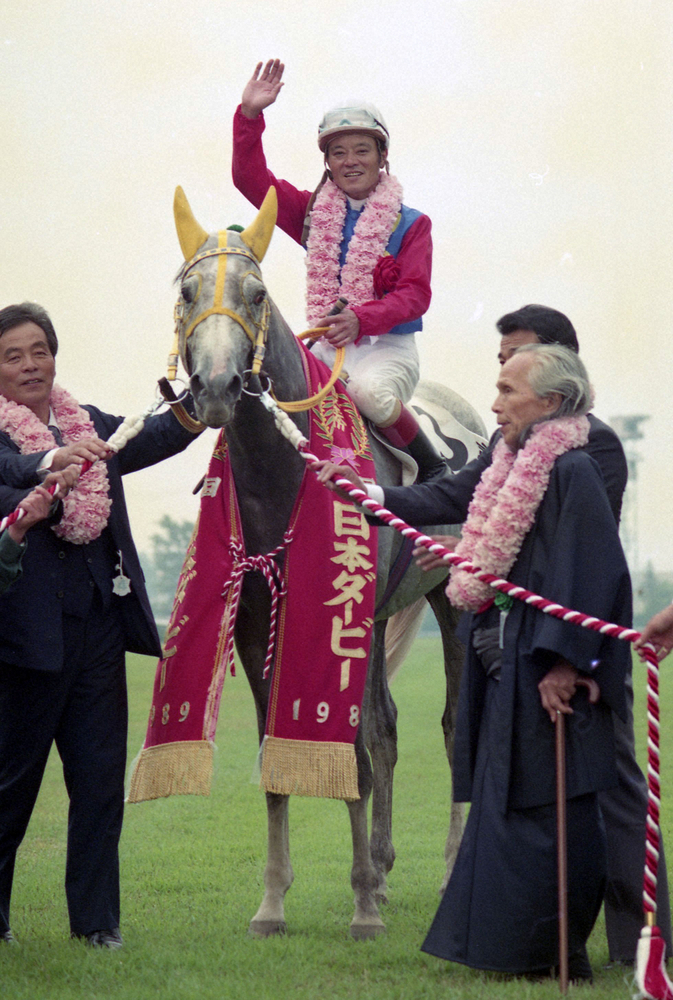 郷原騎手を背に平成元年のダービーを制したウィナーズサークル。オーナーの栗山博さん（右）と長男・豊さん（左）も歓喜