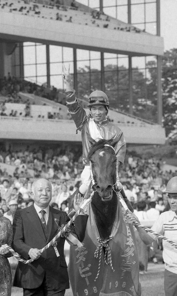 第51回日本ダービー、無敗での2冠制覇を達成し、ファンの声援に応えるシンボリルドルフと二冠をアピールする鞍上の岡部幸雄騎手。中央競馬史上初の無敗の3冠馬。