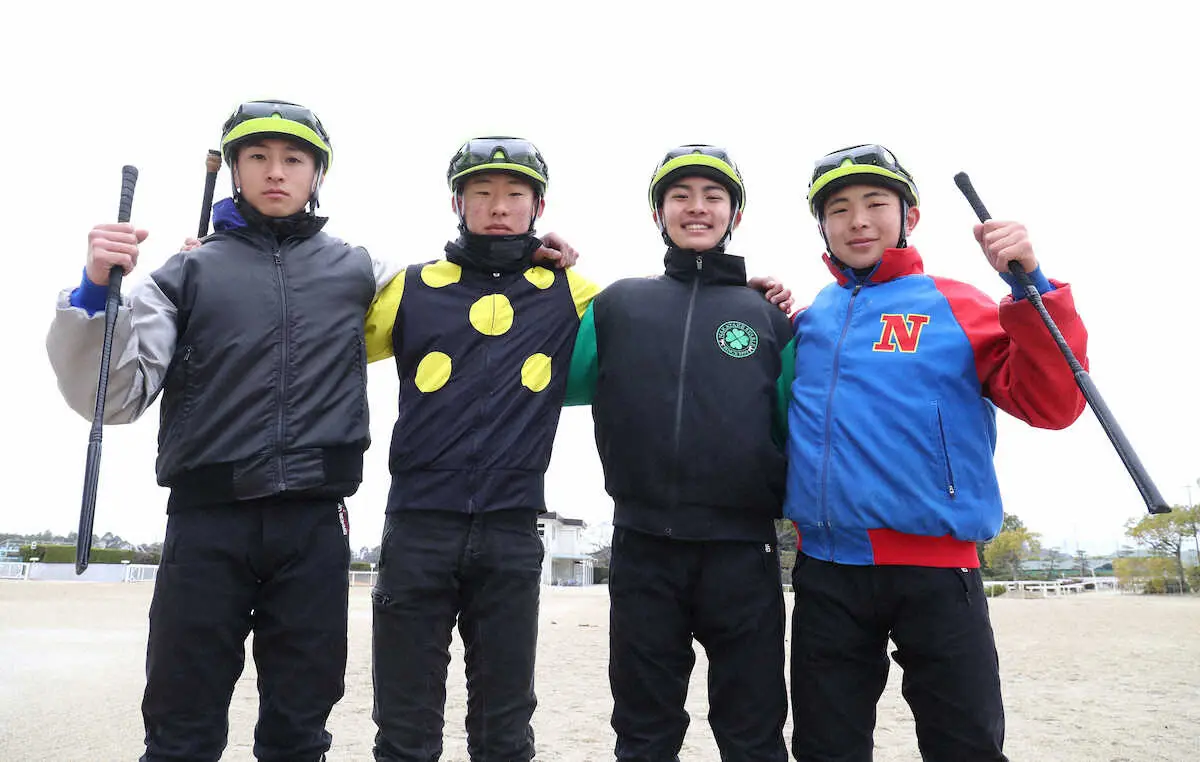 肩を組むルーキーの左から、吉村誠之助騎手、高杉吏麒騎手、柴田裕一郎騎手、橋木太希騎手