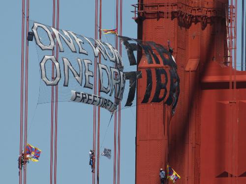 ７日、米サンフランシスコの金門橋に掲げられた、中国のチベット政策に抗議する横断幕（UPI＝共同）
