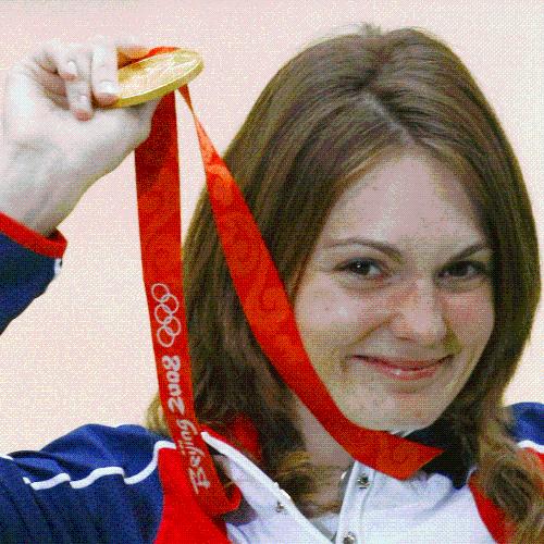 女子エアライフルで北京五輪の金メダル第１号となり、表彰式でメダルを掲げるカテリナ・エモンシュ
