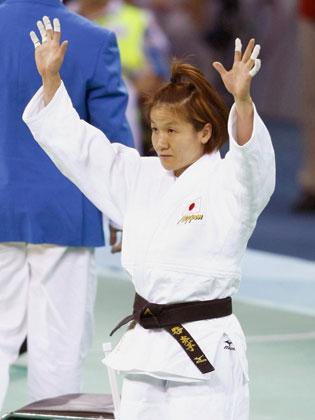 女子４８キロ級３位決定戦を一本勝ちで制し、声援に応える谷亮子