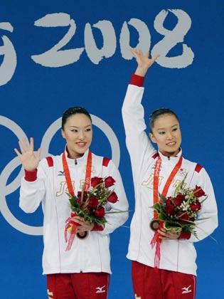 デュエット表彰式で銅メダルを胸に、声援に応える鈴木（左）原田組