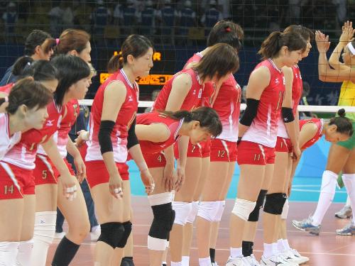 日本チームはブラジルにストレートで敗れ肩を落とす