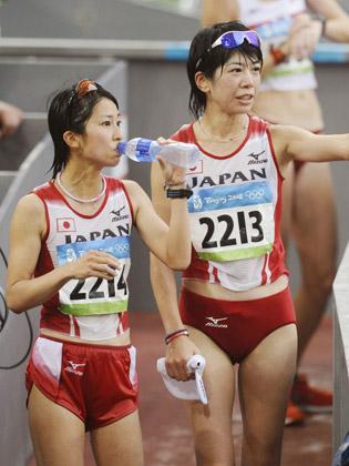 女子２０キロ競歩　レースを終え、引き揚げる小西祥子（左）と川崎真裕美