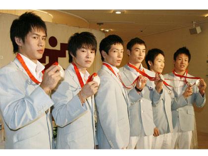 記者会見後、銀メダルを手に記念撮影に応じる（左から）冨田、内村ら体操男子日本チーム