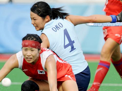 日本―韓国　９―１０位決定戦で韓国選手（手前）と激しく競り合う小野
