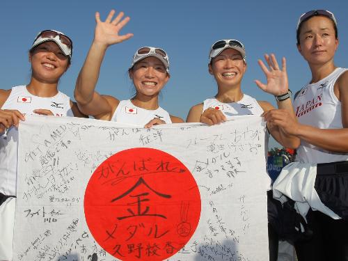 （右から）鈴木、竹屋、北本、久野は６位に入賞し笑顔を見せる