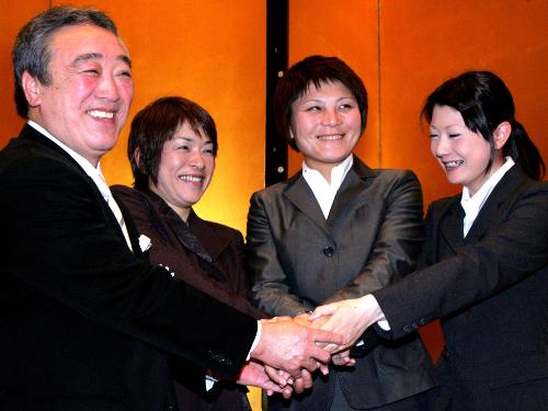 太陽グループの東原社長（左）とがっちり手を合わせ笑顔の（左から２人目から）田中、大高、向井