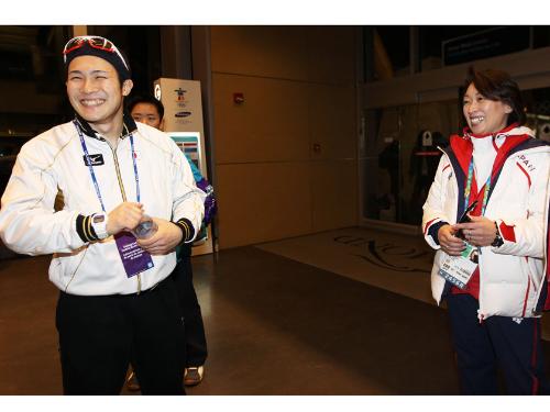スピードスケート男子５００Ｍで銅メダルを獲得した加藤条治は、橋本聖子団長に「帰国便はビジネスクラスでお願いします」と笑顔