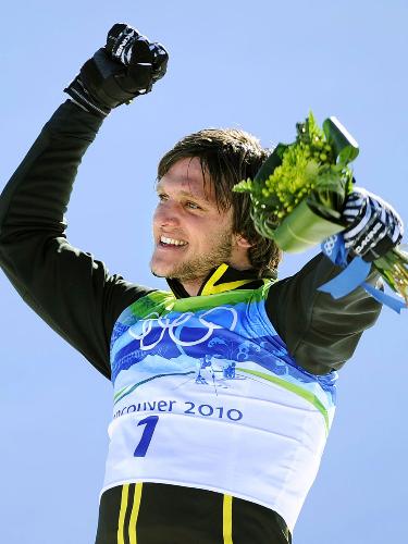 男子スキークロスで優勝し、花束を手に喜ぶシュミット