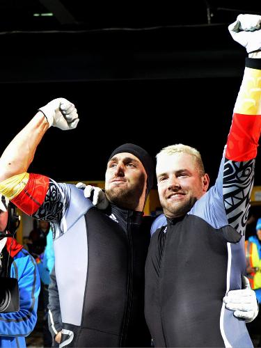 男子２人乗りで優勝したドイツのランゲ（右）とクスケ