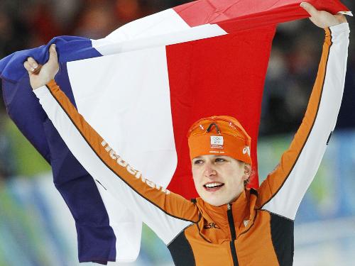女子１５００メートルで優勝し、オランダ国旗を手に喜ぶブスト