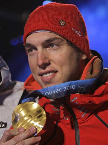 アルペンスキー男子大回転で優勝し、金メダルを持つスイスのカルロ・ヤンカ