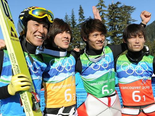 ジャンプ団体で５位に入り、笑顔を見せる（左から）葛西、栃本、竹内、伊東