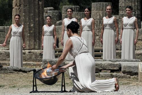 １０日、ギリシャのオリンピア遺跡で行われたロンドン五輪の聖火採火式でトーチに点火される聖火