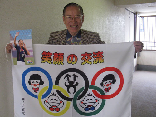 ロンドン五輪応援用のオリジナルの旗を作成。なでしこＪＡＰＡＮの沢穂希の写真を手に、ロンドン五輪への意欲を見せる「日の丸おじさん」こと山田直稔さん
